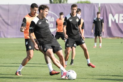 Delgado da un pase durante un entrenamiento.