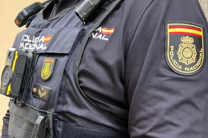Un agente de la Policía Nacional