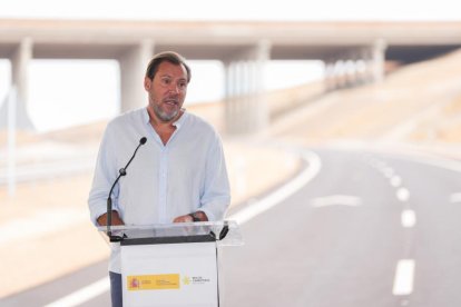 El ministro de Transportes y Movilidad Sostenible, Óscar Puente, en la inauguración de dos tramos de la A-11