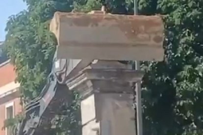 LA MÁQUINA DERRIBA EL MURO DE LA ESTACIÓN