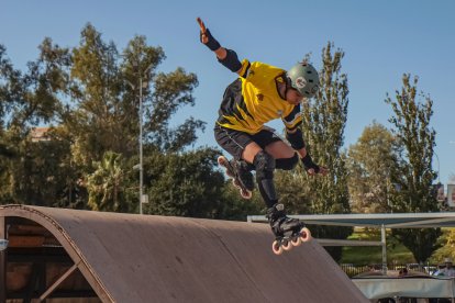 Imagen de archivo de un componente de los Rolling Lemons en skate cross.