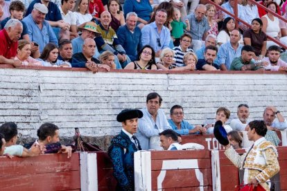 Ismael Martín brindándole el toro a Santoja