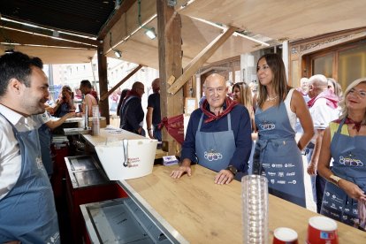El alcalde de Valladolid, Jesús Julio Carnero, participa en la inauguración de la Feria de Día.