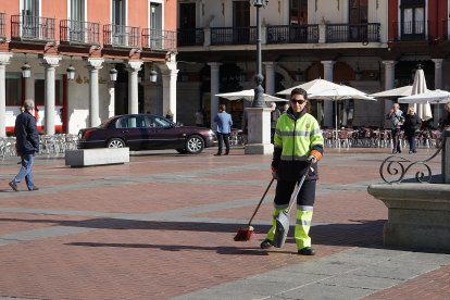Una trabajadora del servicio de limpieza municipal en la plaza Mayor