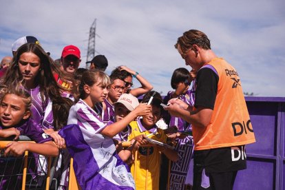 Van Duiven firma autógrafos a los jóvenes seguidores.