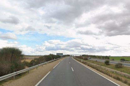 A-11 en las inmediacones de Pedrosa del Rey, donde se produjo el accidente de tráfico
