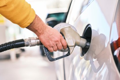Un usuario reposta en una gasolinera
