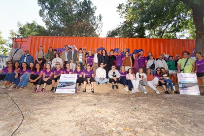 Foto de familia de la presentación de la donación del contenedor por parte de ACOR a las Vallquirias.
