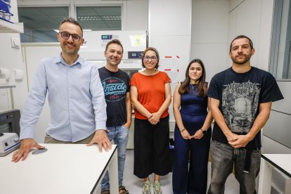A la izquierda, Carlos Rumbo Lorenzo, junto a miembros del equipo de investigación