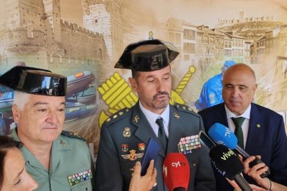 En el centro, el nuevo jefe de la Comandancia de la Guardia Civil de Valladolid, Gustavo Dorda Medina, y a su derecha el subdelegado del Gobierno, Jacinto Canales.