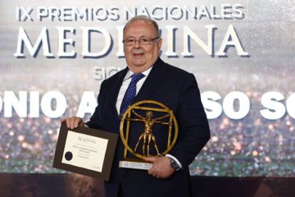 Antonio Soto Loza con el Premio Nacional de Psicología