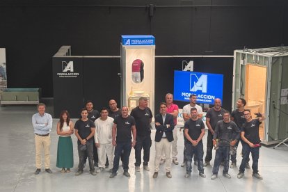 Pedro D. García Fernández junto con parte equipo de la empresa.