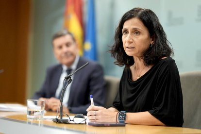La consejera de Movilidad y Transformación Digital, Cristina Sanchidrián, explica las ayudas para la obtención del carné de conducir dirigidas a jóvenes en la rueda de prensa posterior al Consejo de Gobierno, junto a Carlos Fernández Carriedo.