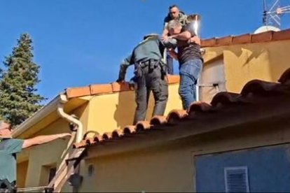La Guardia Civil socorre a una persona desorientada que se había subido a un tejado en Quintanilla de Onésimo (Valladolid)