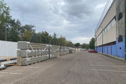 La cubierta del Pisuerga, 'aparcada' en el parking del polideportivo.