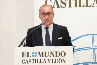 Pablo Junceda, con sus gafas de IA en la ponencia inaugural del Foro Somos Castilla y León.