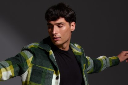 Fotografía promocional de Julen antes del lanzamiento de «It Is What It Is»