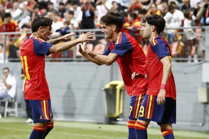 Víctor (i.) felicita a Morante tras su asistencia de gol, ante Corralejo.