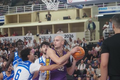 Imagen del partido de la primera jornada de la Segunda FEB entre el UEMC Baloncesto Valladolid y Melilla. Ciudad del Deporte.