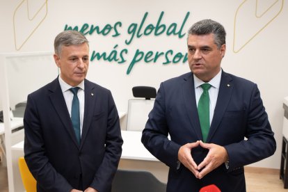 Presidente de Caja Rural Salamanca, Casimiro Martín, y del director general, José Ignacio Juez durante la inauguración de la nueva oficina en Paseo de Zorrilla, 39.