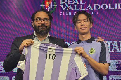 Víctor Orta y Ryotaro Ito, durante la presentación del japonés.