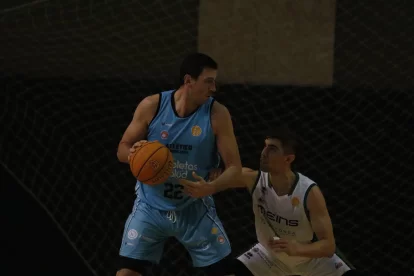 Sergio de la Fuente, con Carbajosa ante USAL Avenida.