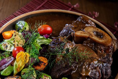 Estofado de ossobuco con festival de verduras asadas.