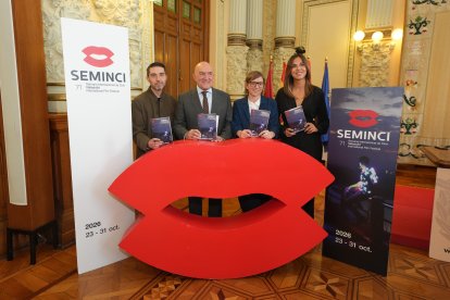 El alcalde, Jesús Julio Carnero; la concejala de Turismo, Eventos y Marca Ciudad, Blanca Jiménez, y los codirectores del Festival, Mariona Viader y Javier H. Estrada