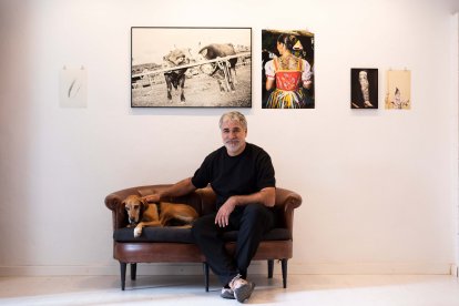 El fotógrafo junto a parte de su trabajo en Estudio Atalaya