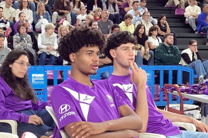 Yorgos Monama, en el Pisuerga viendo el partido del UEMC Baloncesto Valladolid ante Badajoz.