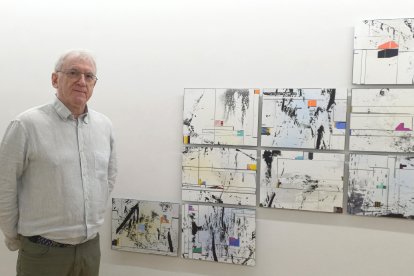 Javier Redondo junto a su trabajo en Espacio Abierto