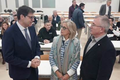 El director de Recursos Humanos para España y Europa de la compañía HORSE Powertrain, Francisco Arranz, junto a la rectora de la Universidad de Valladolid, Pilar Garcés