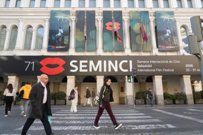 Fachada del teatro Calderón con el cartel de La SEMINCI
