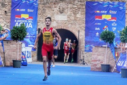 Víctor Fernández, a su llegada a la meta tras el segmento de carrera a pie.