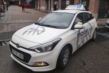 Un coche de la Autoescuela Master Vial. E. M.