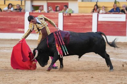 Emilio de Justo en la corrida de toros del 6 de agosto en las fiestas de Íscar. J. M. LOSTAU