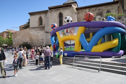 Hinchables durante las fiestas, imagen de archivo. Photogenic