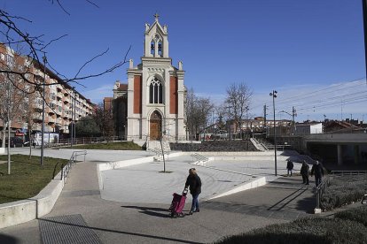 Plaza de Rafael Cano y la Iglesia de La Pilarica en la actualidad. J. M. LOSTAU