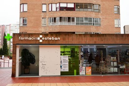 Farmacia Esteban en la calle Joaquín Velasco Martín.- J.M. LOSTAU