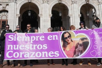 Concentración para pedir la pena de prisión permanente para el asesino de Paloma e India en la Plaza Mayor de Valladolid