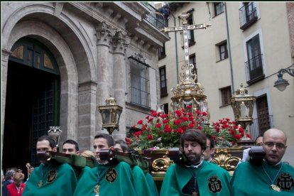 Procesión de Regla de la Cofradía Penitencial de la Santa Vera Cruz con el paso 'Lignum Crucis'