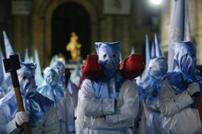 Procesión de la Peregrinación de la Promesa con el paso 'El Señor atado a la columna' en una imagen de 2023