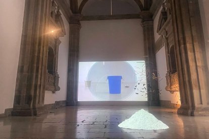 Exposición 'Kilos de oxígeno en la zona de intercambio', en el Museo Barjola de Gijón, del artista vallisoletano Eugenio Ampudia