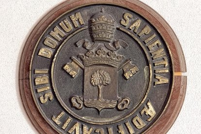 El Rectorado incluye una ‘U’ inexistente como fonema en latín en el lema de la Universidad de Valladolid que aparece en una placa a la entrada del despacho del Antonio Largo Cabrerizo en el Palacio de Santa Cruz