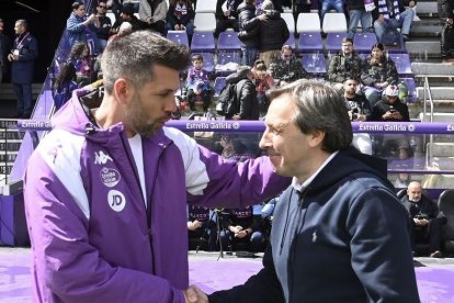 Pezzolano saluda al técnico del Levante, Felipe Miñambres