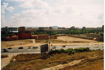 1993 - VISTA GENERAL DE LOS TERRENOS DE EL ACTUAL COMPLEJO DEL MUSEO DE LA CIENCIA CON LOS EDIFICIOS DE LA ANTIGUA FÁBRICA DE EL PALERO EN ESTADO DE ABANDONO ANTES DE LAS OBRAS.