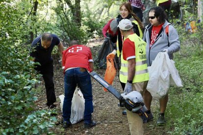 Voluntarios de 'Ama el Pisuerga' recogiendo basura en el callejón de la Alcoholera.