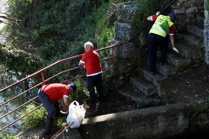 Voluntarios de 'Ama el Pisuerga' recogiendo basura en el callejón de la Alcoholera.