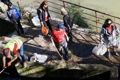 Voluntarios de 'Ama el Pisuerga' recogiendo basura en el callejón de la Alcoholera.