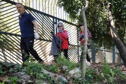 Voluntarios de 'Ama el Pisuerga' recogiendo basura en el callejón de la Alcoholera.